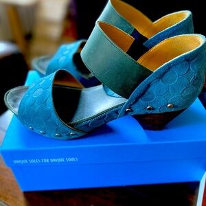 Fluevog Blue Suede Selma size 9.5